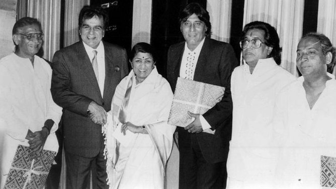 Lata with Hridayanath Mangeshkar, Vinod Khanna, Dilip Kumar, Gulzar & others