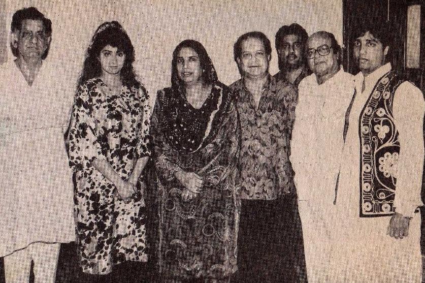 Laxmikant with Anand Bakshi, Reshma, Sridevi & others in the recording studio