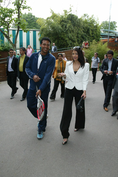 Aishwarya Rai poses in the _Village_, the VIP area of the 2007 French Open at Roland Garros arena in Paris, France on June 5, 2007 - 10
