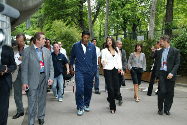 Aishwarya Rai poses in the _Village_, the VIP area of the 2007 French Open at Roland Garros arena in Paris, France on June 5, 2007 - 30