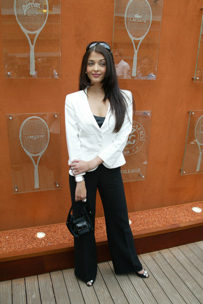Aishwarya Rai poses in the _Village_, the VIP area of the 2007 French Open at Roland Garros arena in Paris, France on June 5, 2007 - 13
