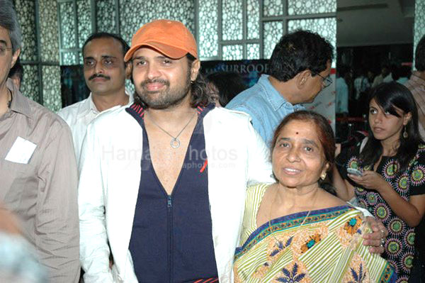 Himesh-Reshammiya-with-his-mother-and-fans---1