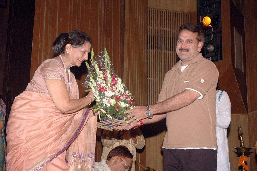 Chief Guest Jugal Kishore facilitating vocalist Shanno Khurana