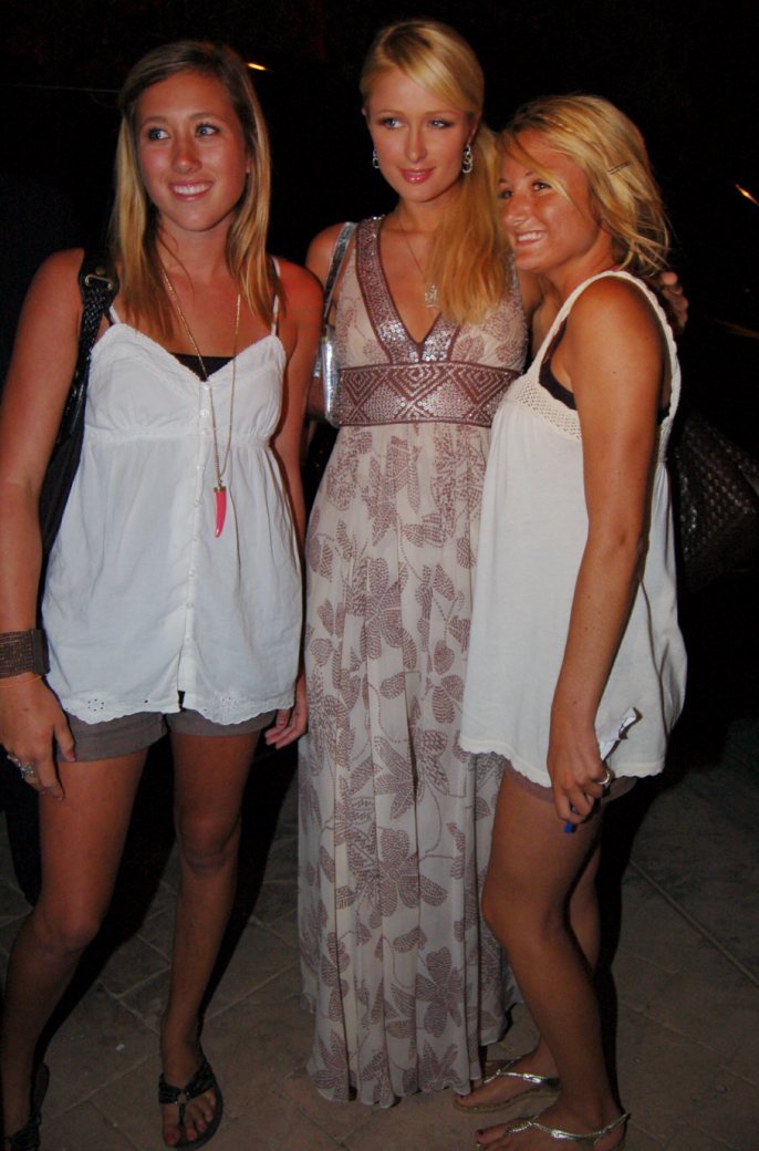 Paris Hilton - Looking Nice with Friends-7