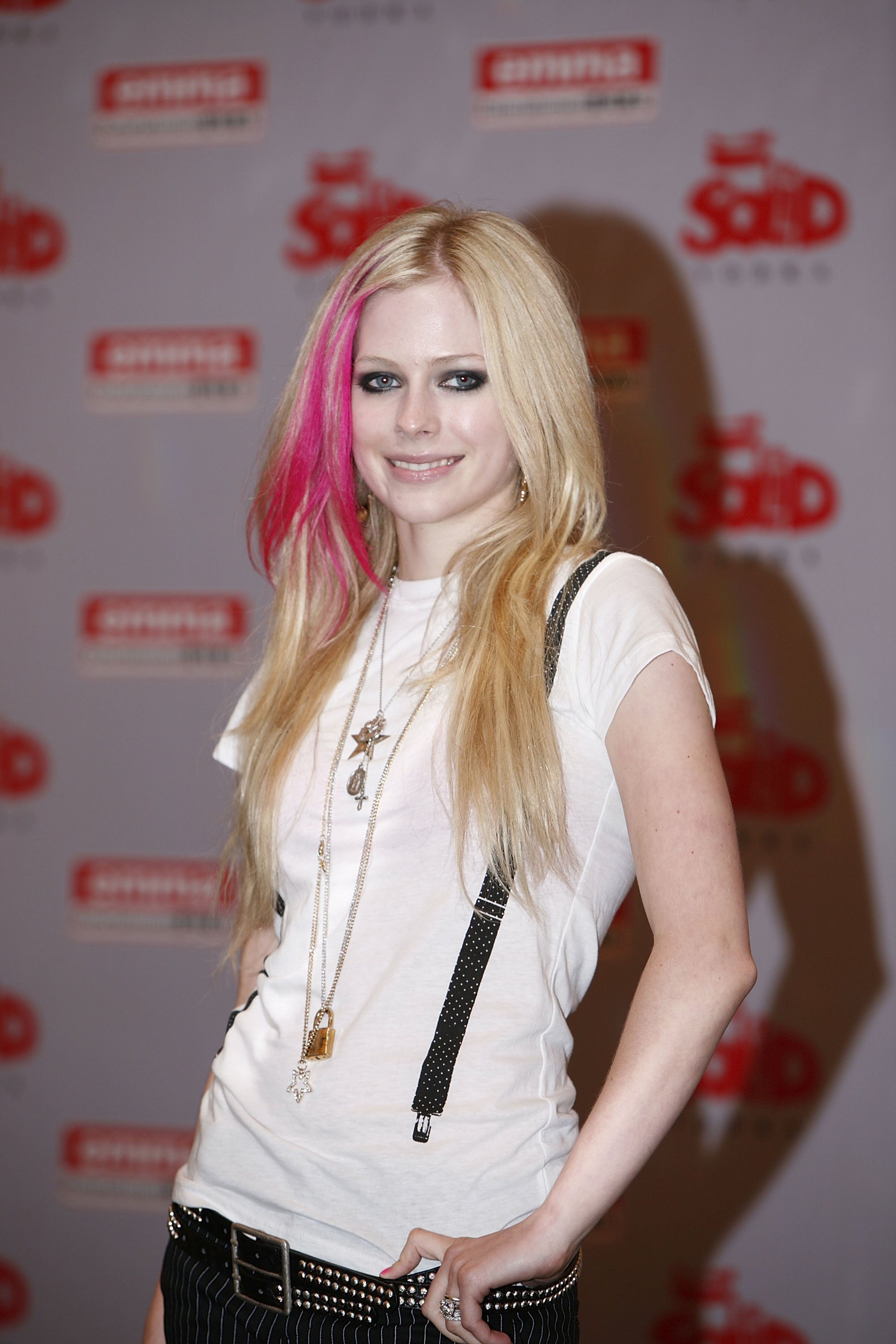 Avril Lavigne in a photo session during a press conference in Shanghai-5