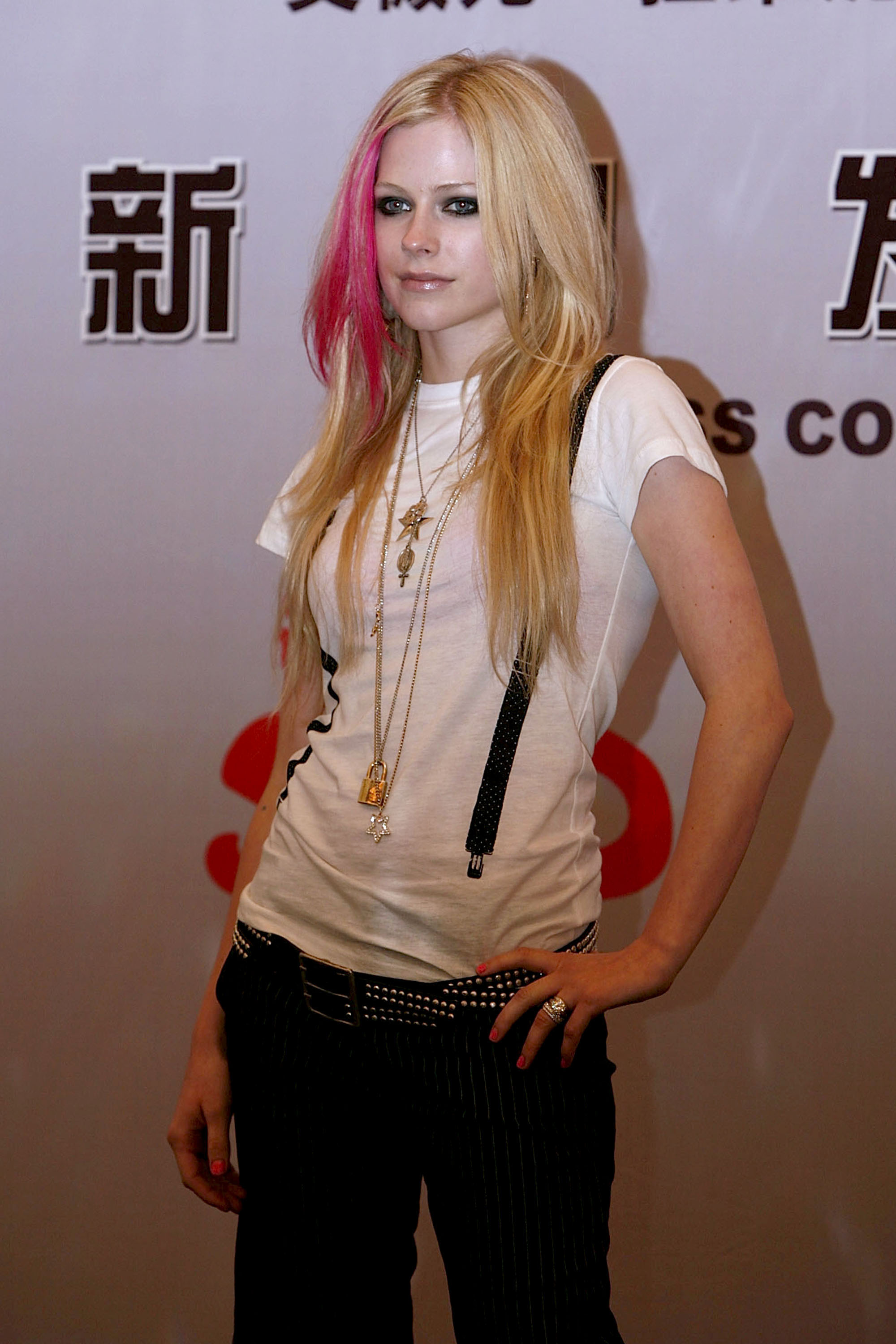 Avril Lavigne in a photo session during a press conference in Shanghai-13