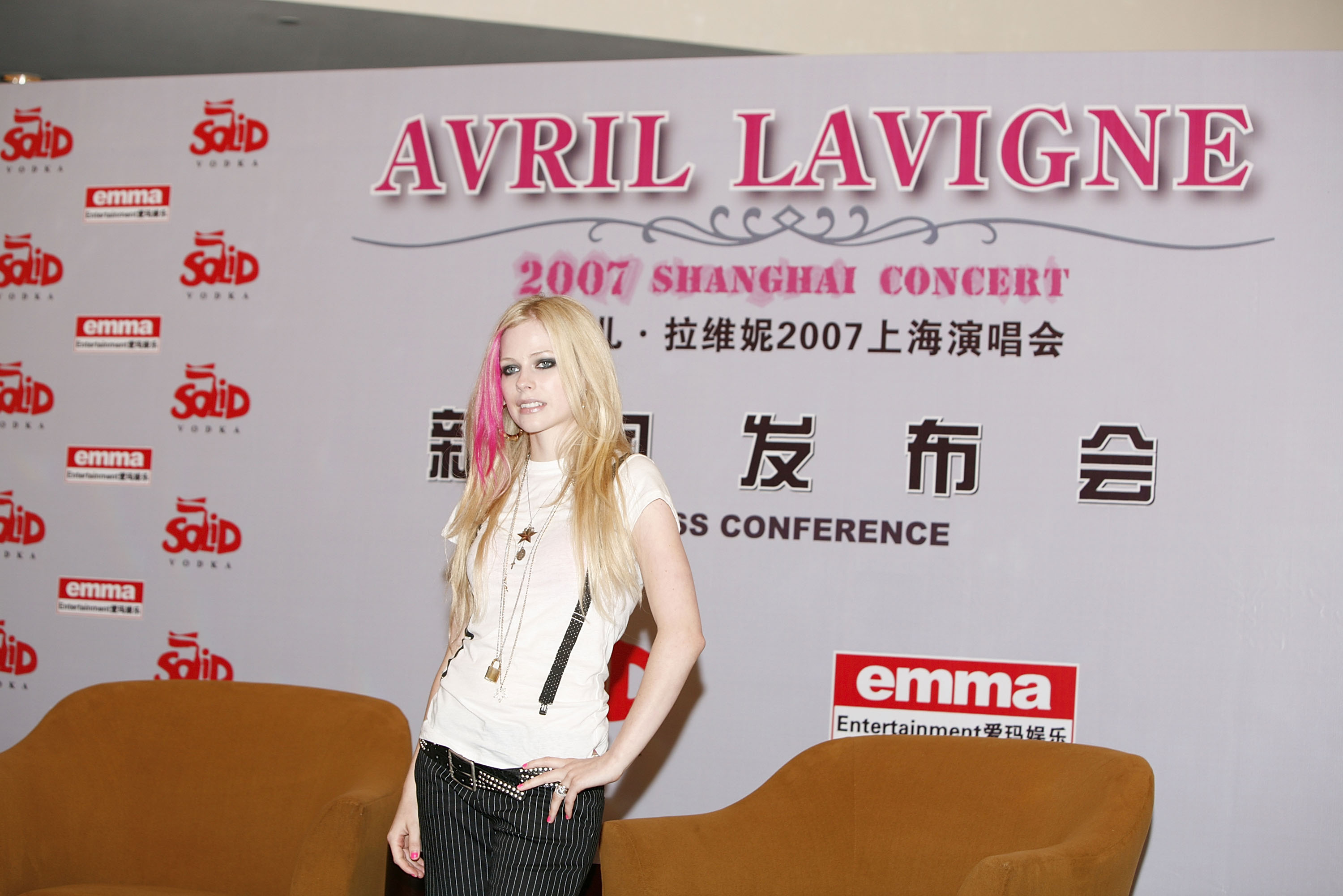 Avril Lavigne in a photo session during a press conference in Shanghai-1