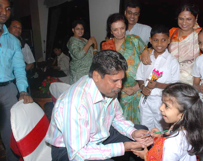 Abhishek Bachchan paints for Khushi at the Hlton Hotel - Kapil Dev - 6