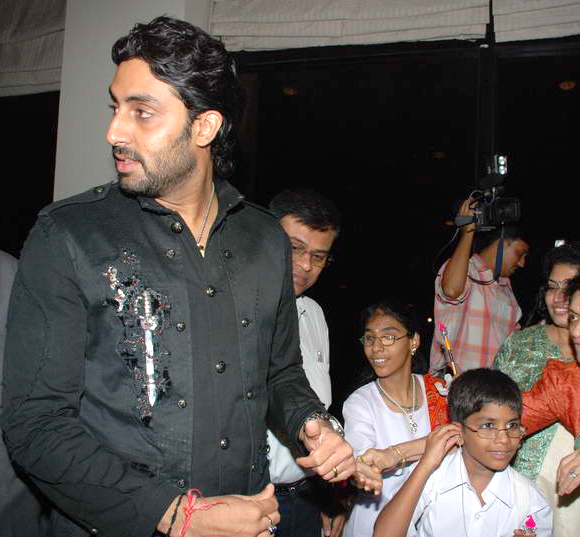 Abhishek Bachchan paints for Khushi at the Hlton Hotel - Abhishek Bachchan - 13
