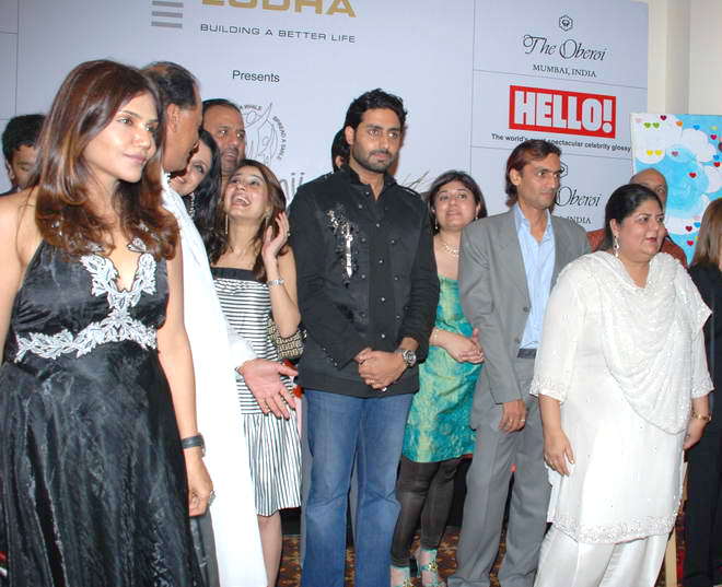 Abhishek Bachchan paints for Khushi at the Hlton Hotel - Abhishek Bachchan - 24