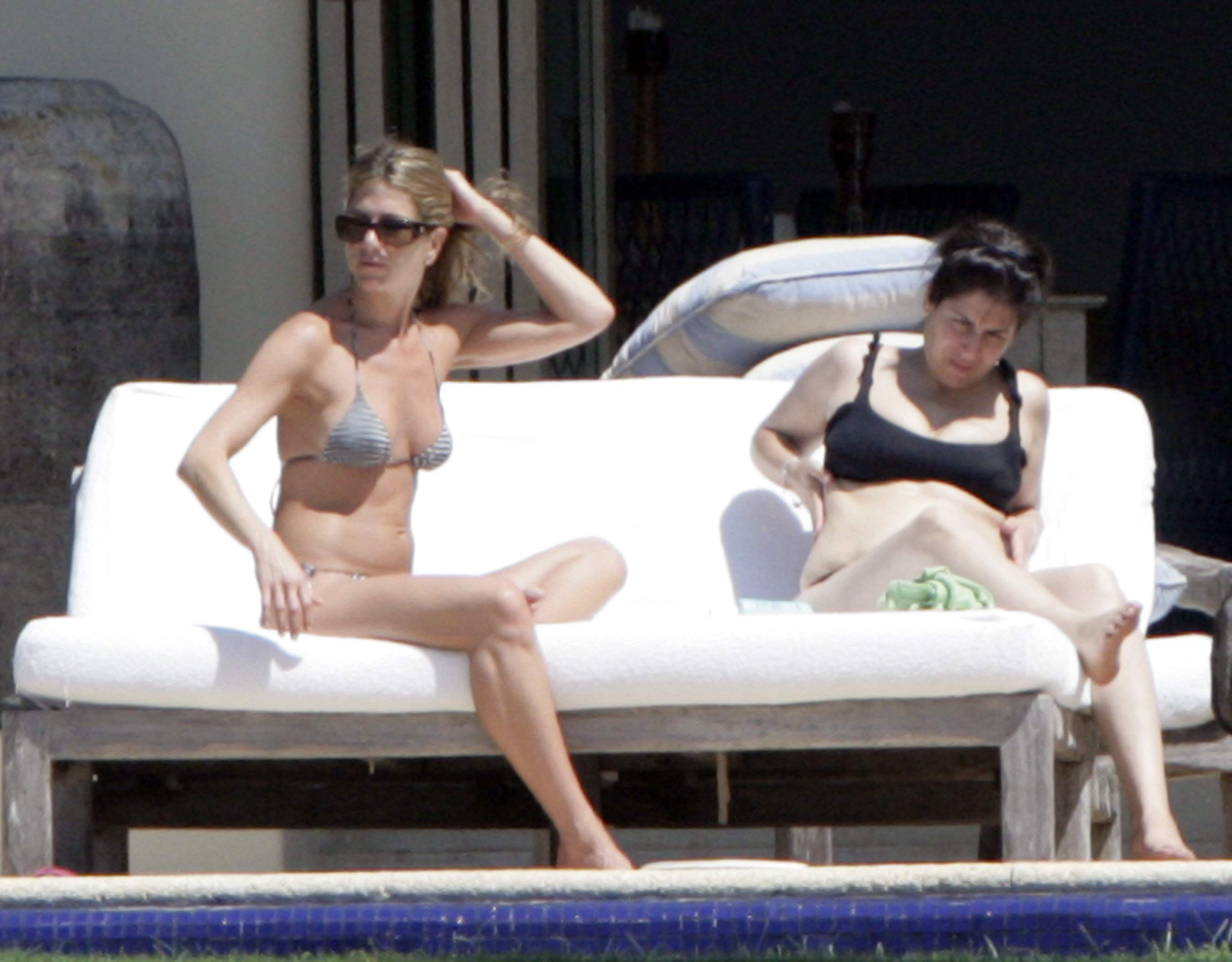 Jennifer Aniston enjoys the sun in Mexico in bikinis-1