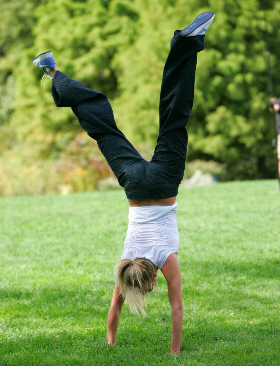 Cameron Diaz doing a handstand after a meal on a movie set-7