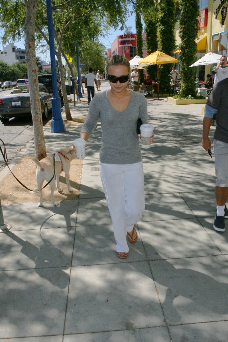 Hayden Panetierre with two large starbucks coffees-3