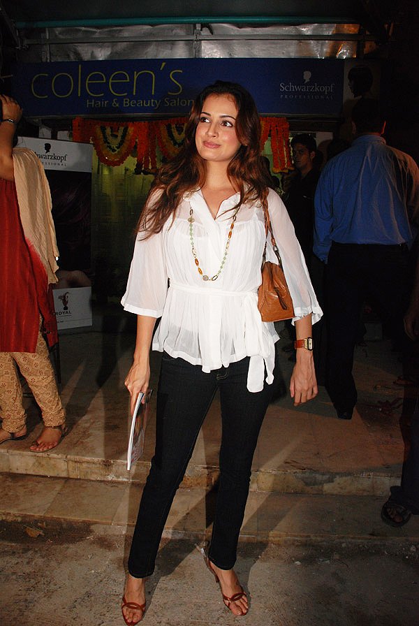 Dia Mirza at the opening of Coleen's hair and beauty saloon _Snow White_ - 1