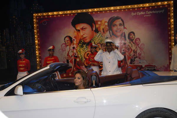 Gauri Khan in Car on the sets of Om Shanti Om