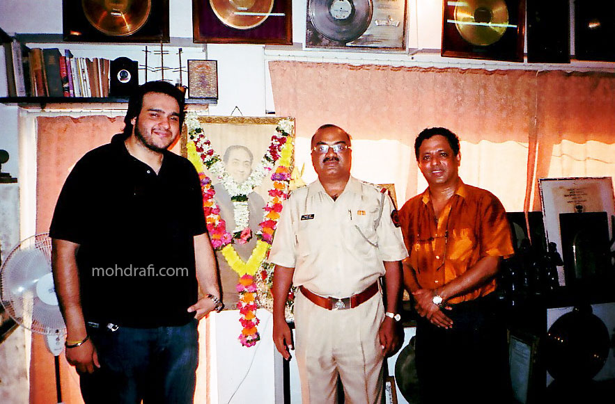 P3 - Binu Nair with Pervez jr. grandson of Mohd Rafi and ardent Rafi Lover Bhure saab at the legends music room