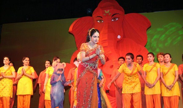 Hema Malini performing Ganesh Vandana Dance 