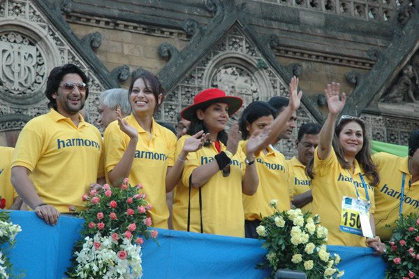Arshad Warsi, Bipasha Basu, Shabana Azmi, Tina Munim at the 5th Standard Chartered Mumbai Marathon 2008 