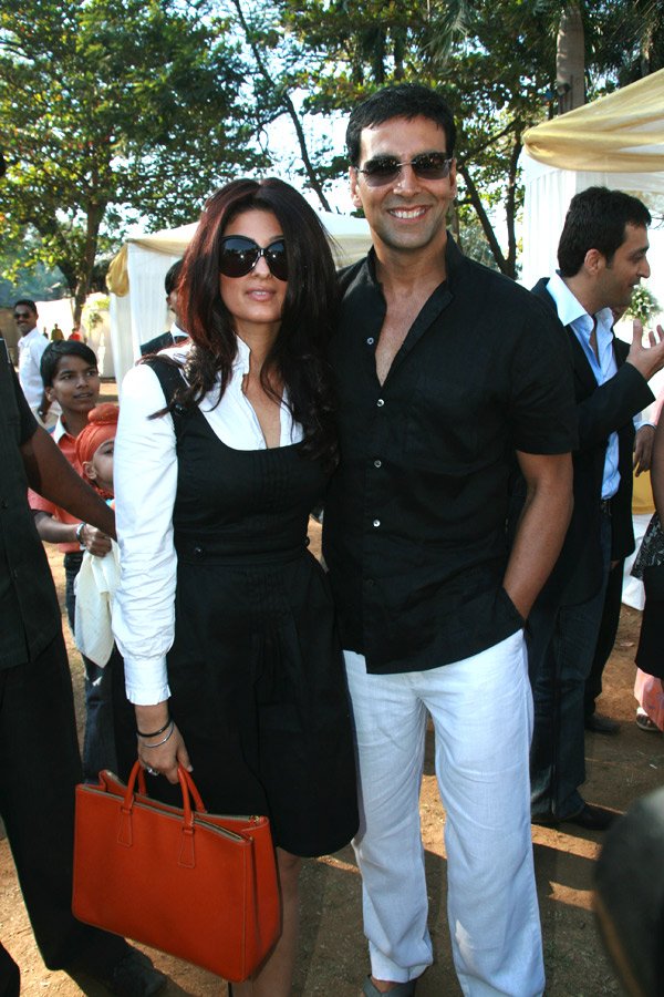 Twinkle Khanna, Akshay Kumar at HDIL Indian Oaks Racing 