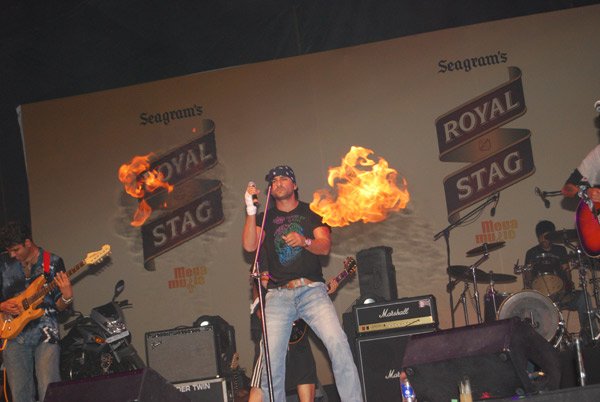 Saif Ali Khan performs at Seagram's Royal Stag Mega Music concert 