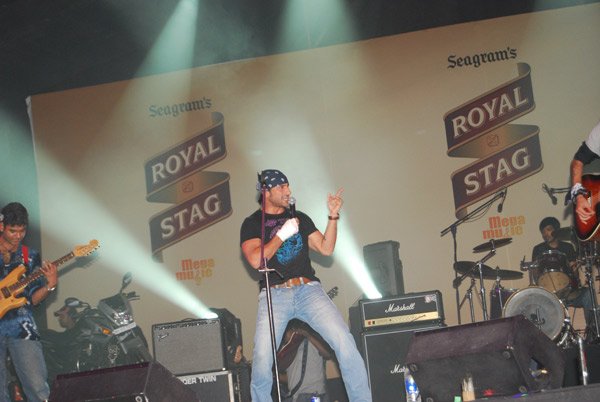 Saif Ali Khan performs at Seagram's Royal Stag Mega Music concert 