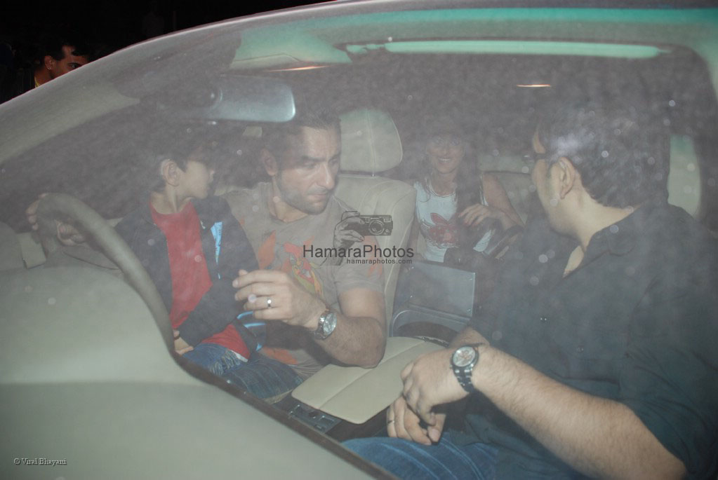 Saif Ali Khan picking up Kareena Kapoor in his car after the stardust awards 