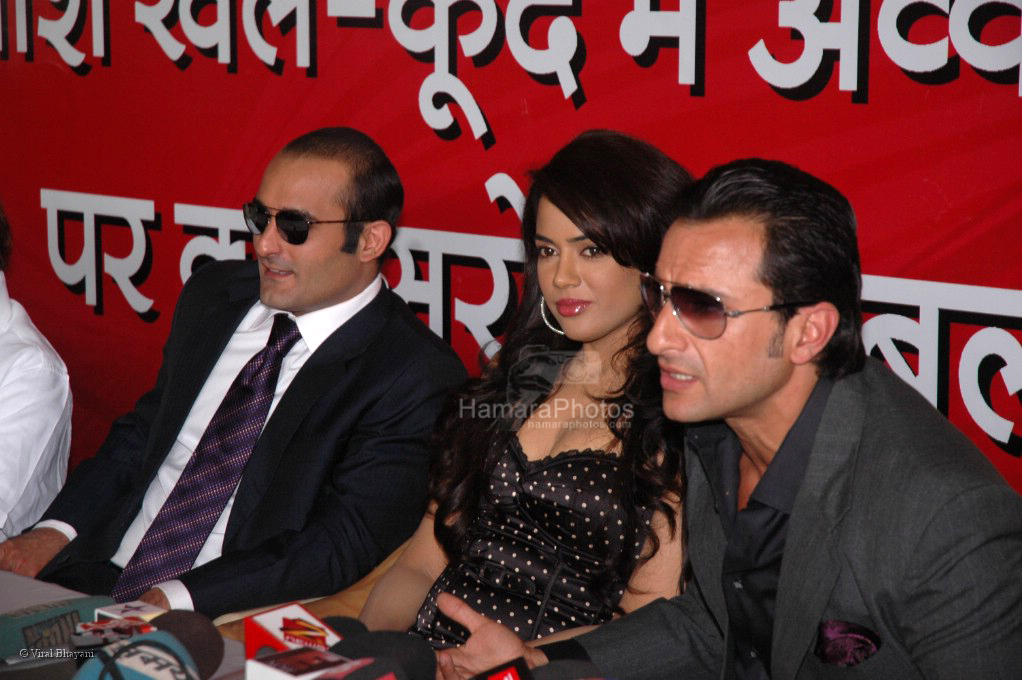 Akshay Khanna, Sameera Reddy, Saif Ali Khan at Race music launch on the sets of Amul Star Voice Chotte Ustaad in Film City on Feb 4th 2008 