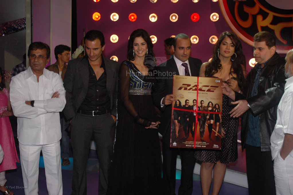 Saif Ali Khan, Akshay Khanna, Katrina Kaif, Sameera Reddy, Abbas Mastan at Race music launch on the sets of Amul Star Voice Chotte Ustaad in Film City on Feb 4th 2008 