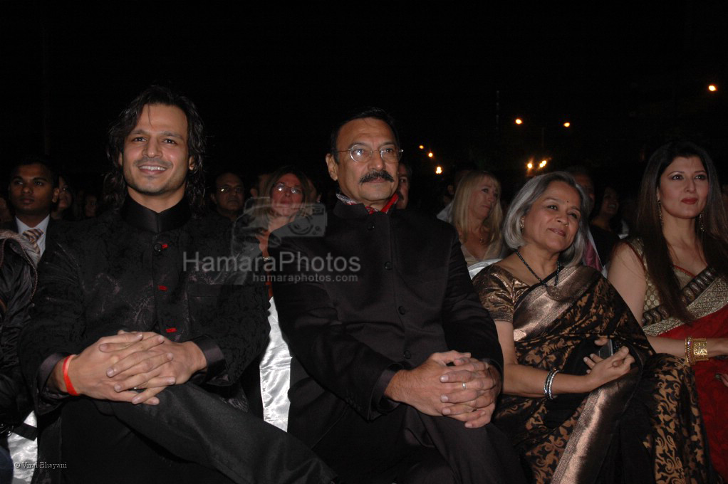 Vivek Oberoi & Family at the MAX Stardust Awards 2008 on 27th Jan 2008 