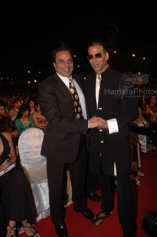 Akshaye Kumar with Dharmendra at the MAX Stardust Awards 2008 on 27th Jan 2008 