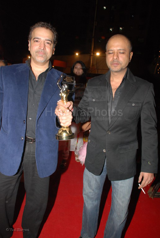 Naved and Ravi Behl at the Global Indian TV Awards red carpet in Andheri Sports Complex on Feb 1st 2008 