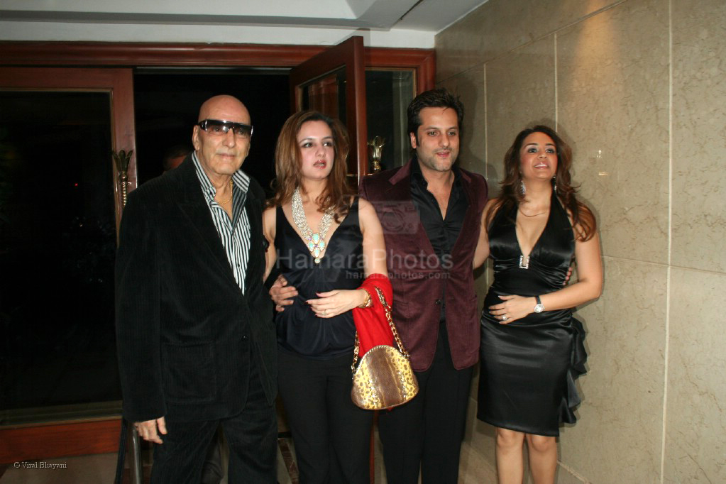 Firoze Khan,Fardeen Khan with wife Natasha at Vashu Bhagnani's star studded Bollywood bash at Bling on Feb 6th 2008~0