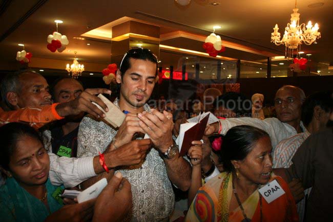 Dino Morea celebrate Valentine's Day with cancer patients at Orchid City Centre, Mumbai on 14 Feb 08 