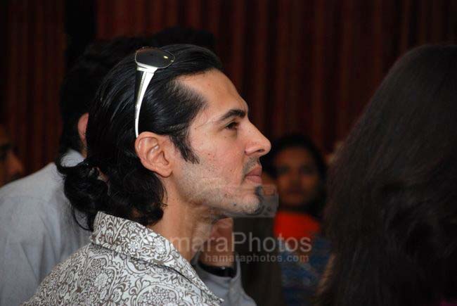 Dino Morea celebrate Valentine's Day with cancer patients at Orchid City Centre, Mumbai on 14 Feb 08 
