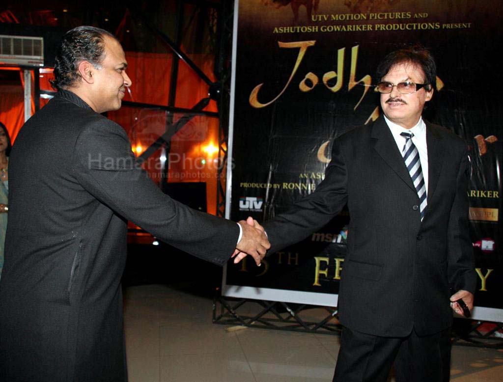 Ashutosh Govitrikar, Sanjay Khan at Jodhaa Akbar Premiere