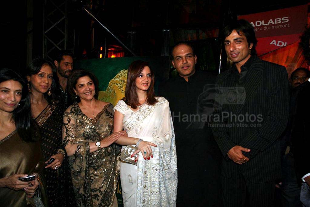 Ashutosh Govitrikar, Sonu Sood, Suzzane at Jodhaa Akbar Premiere
