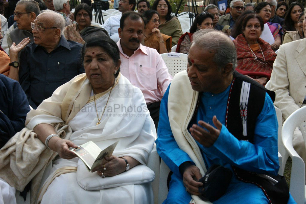 Lata Mangeshkar inaugurated Pichhwais of Shrinathji Exhibition 
