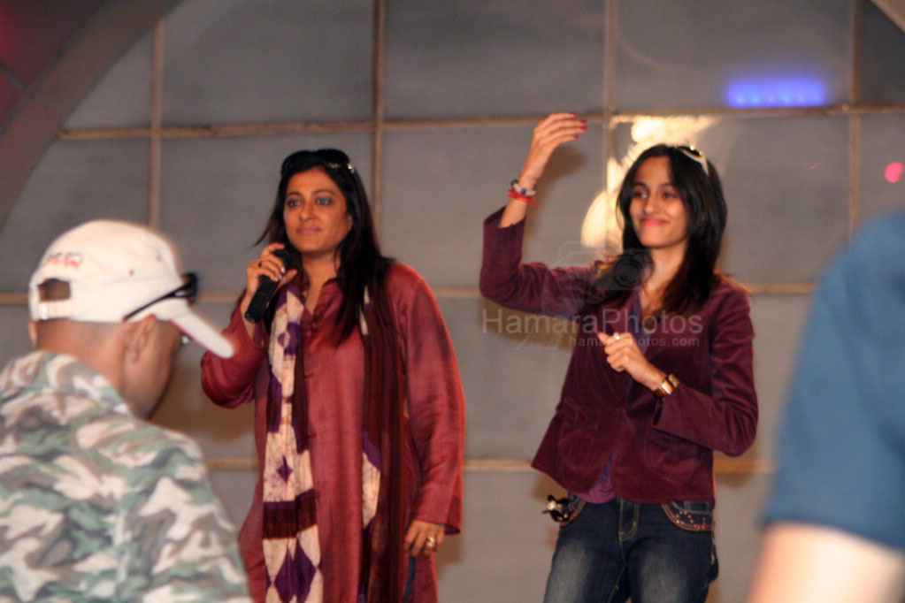 Sunali Rathod,Shweta Pandit at Mission Ustad rehearsal in Kandivli on Feb 21st 2008