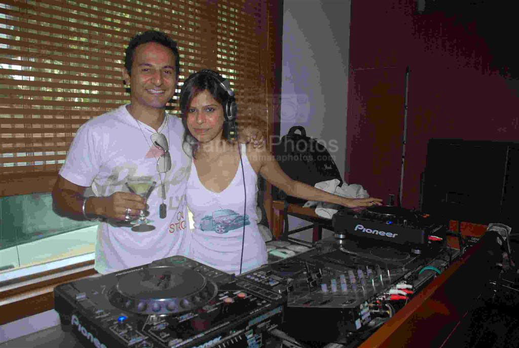 DJ Pearl & Nikhil Chinapa at the Smirnoff Ten Brunch Party in Mumbai on Feb 24, 2008 