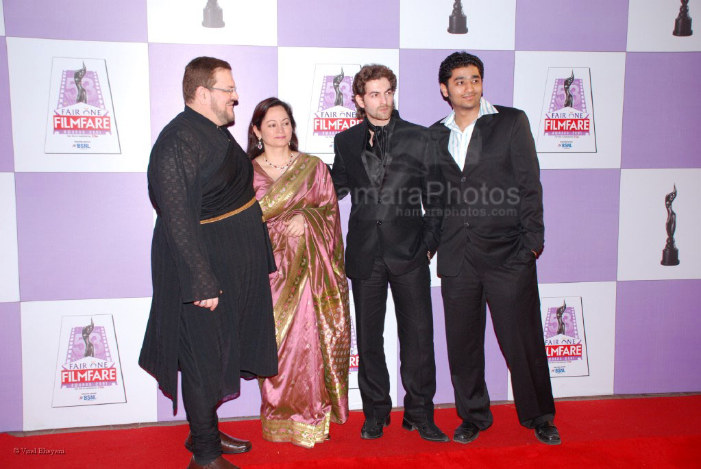 Neil,Nitin, Mukesh with family at Fair one Filmfare 2007 in Mumbai's plush Yashraj Studio on the 23rd Feb 2008 