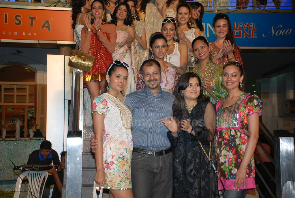 Atul Ruia, Gaytri Ruia at Worlds longest fashion walk with 100 models at Skyzone, High Street Phoenix on 1st March 2008 