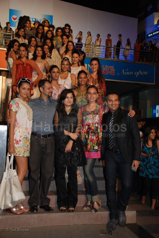 Atul Ruia, Gaytri Ruia, Marc Robinson at Worlds longest fashion walk with 100 models at Skyzone, High Street Phoenix on 1st March 2008 