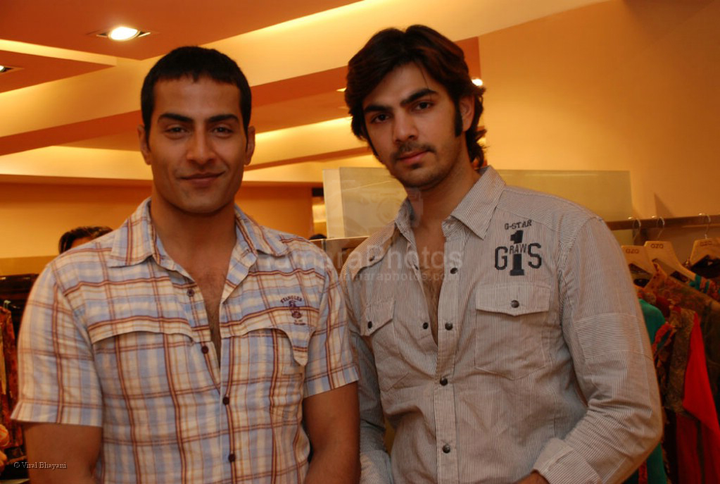 Sudhanshu Pandey and Karan Grover at Aza Launches the Spring Summer 2008 Collection
