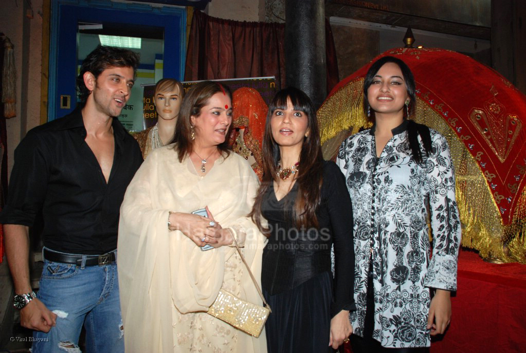 Poonam Sinha,Neeta Lulla,Hrithik Roshan at Neeta Lulla's store with the team of Jodhaa Akbar in Khar on March 1st 2008