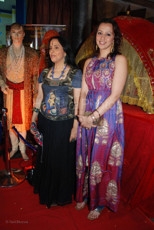 Ila Arun, Ishita Arun at Neeta Lulla's store with the team of Jodhaa Akbar in Khar on March 1st 2008