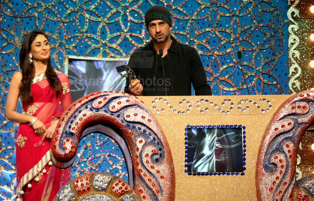 Ronit Roy, Kareena Kapoor at Balaji Awards 