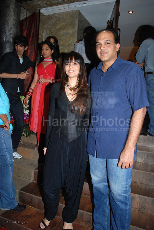 Neeta Lulla,Ashutosh Gowarikar at Neeta Lulla's store with the team of Jodhaa Akbar in Khar on March 1st 2008