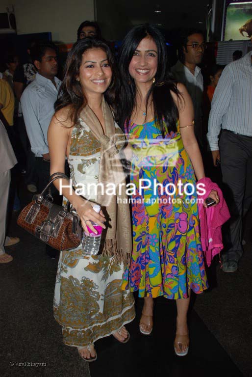 Shweta Keswani with shibani Kashyap at 10,000 BC premiere in Fame, Andheri on March 5th 2008
