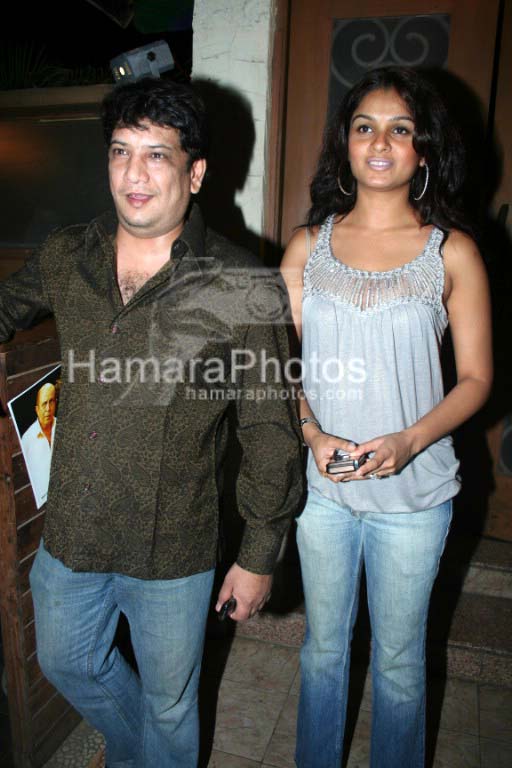 Tejaswani Kolhapure with husband at Makrand Deshpande's birthday in RIO lounge on March 5th 2008