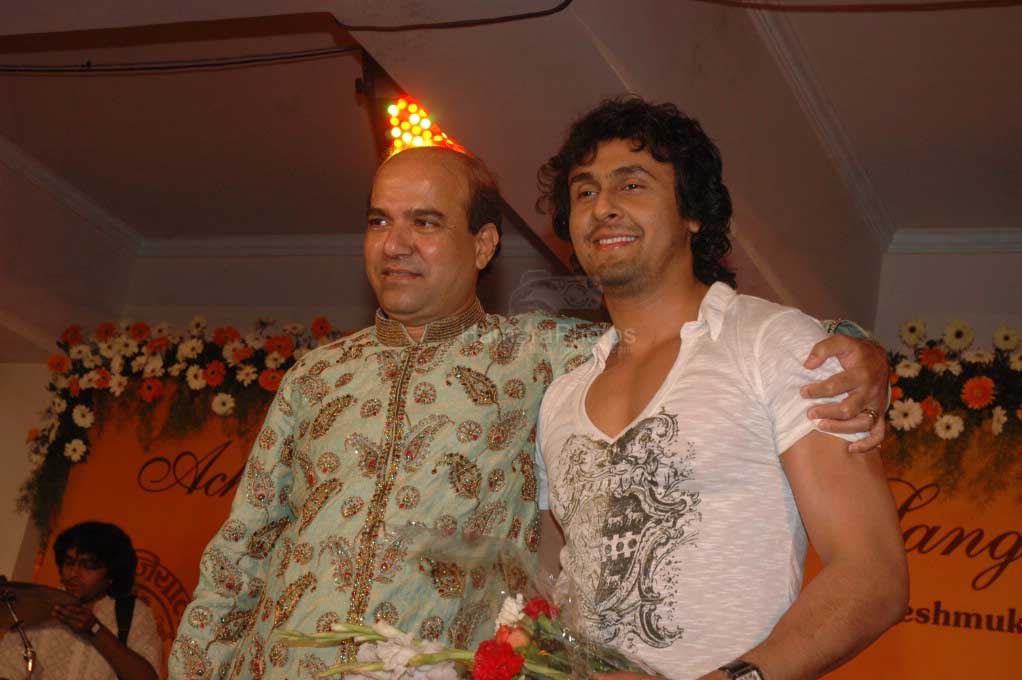 Suresh Wadkar, Sonu Nigam at Hema Malini's performance at Vasatotsav in Ajivasan Hall, Juhu, Mumbai on March 7, 2008 